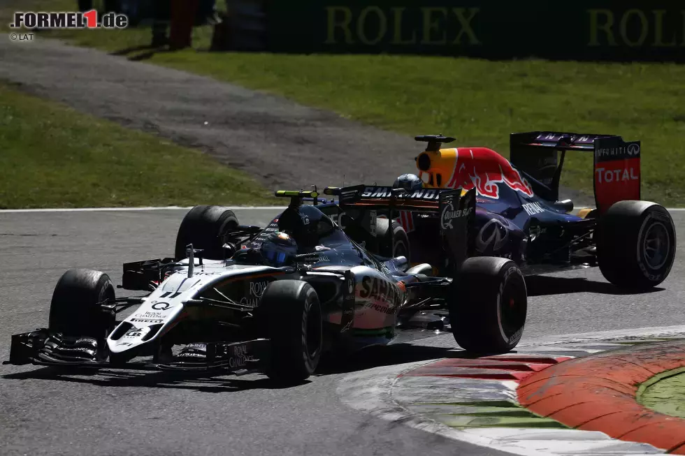 Foto zur News: Sergio Perez (Force India) und Daniel Ricciardo (Red Bull)