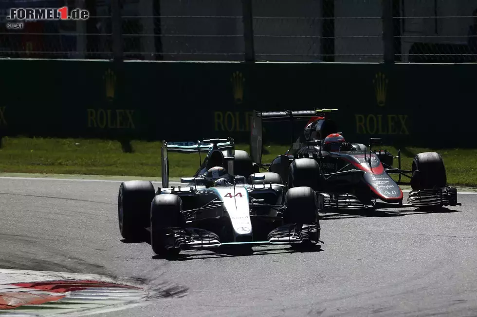 Foto zur News: Lewis Hamilton (Mercedes) und Jenson Button (McLaren)