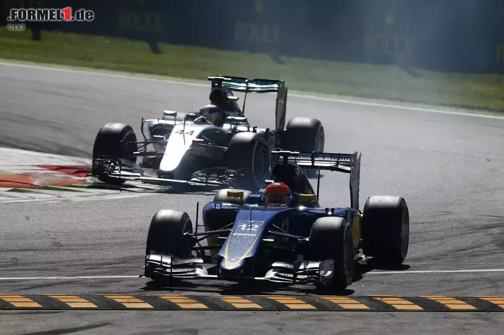 Foto zur News: Felipe Nasr (Sauber) und Lewis Hamilton (Mercedes)