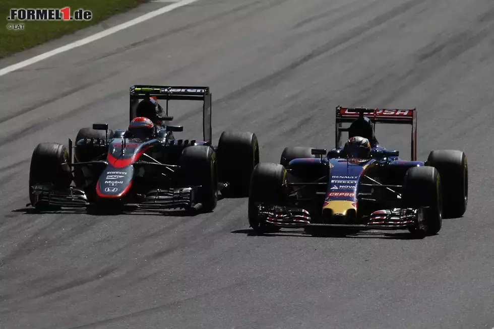 Foto zur News: Jenson Button (McLaren) und Max Verstappen (Toro Rosso)