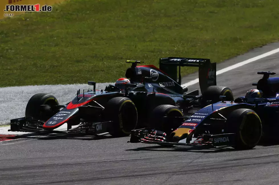 Foto zur News: Jenson Button (McLaren) und Max Verstappen (Toro Rosso)