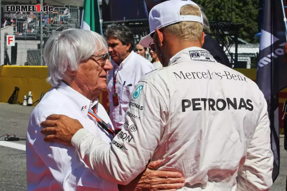 Foto zur News: Bernie Ecclestone und Lewis Hamilton (Mercedes)