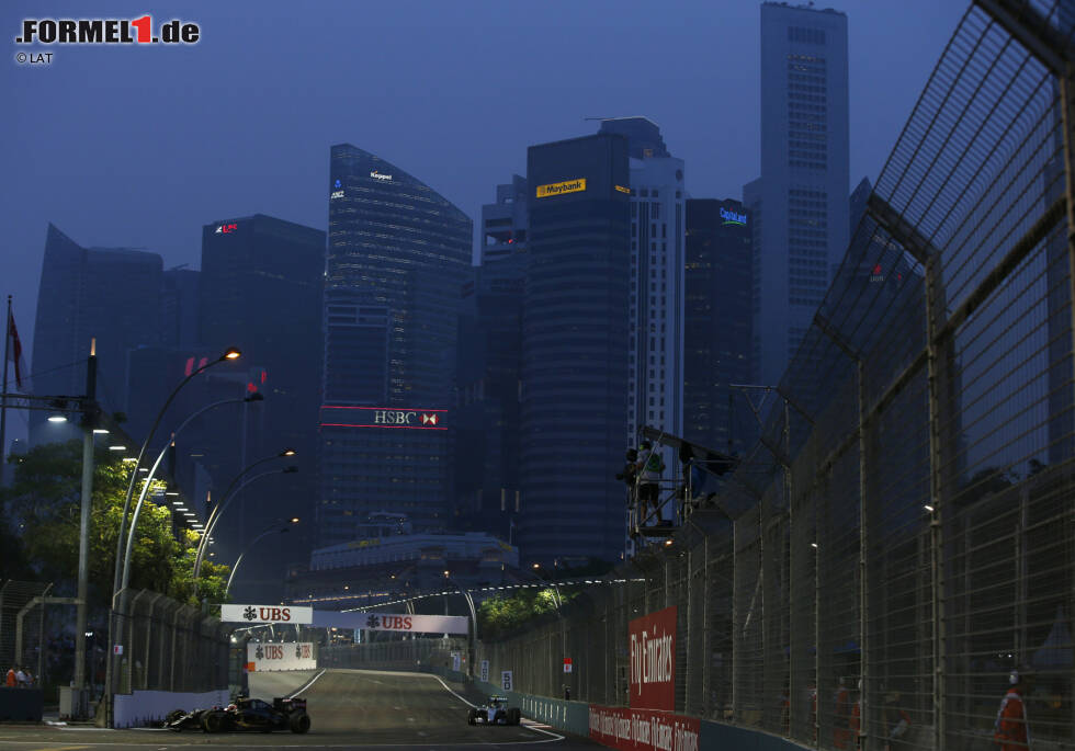 Foto zur News: Romain Grosjean (Lotus) und Nico Rosberg (Mercedes)