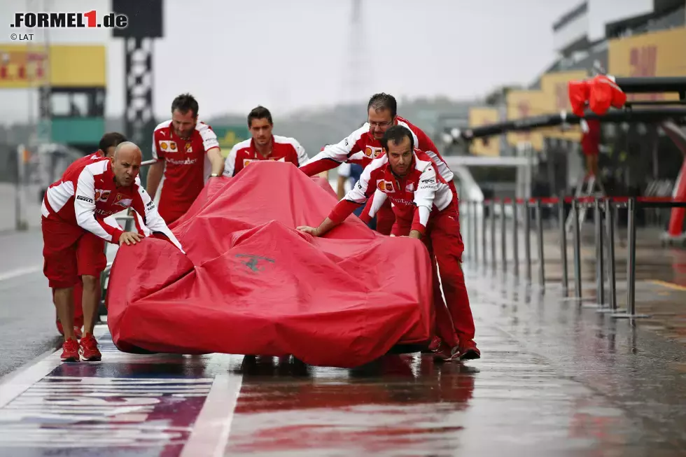 Foto zur News: Ferrari-Mechaniker