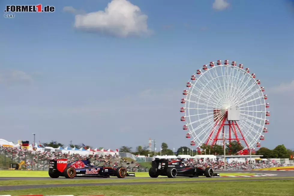 Foto zur News: Fernando Alonso (McLaren) und Max Verstappen (Toro Rosso)