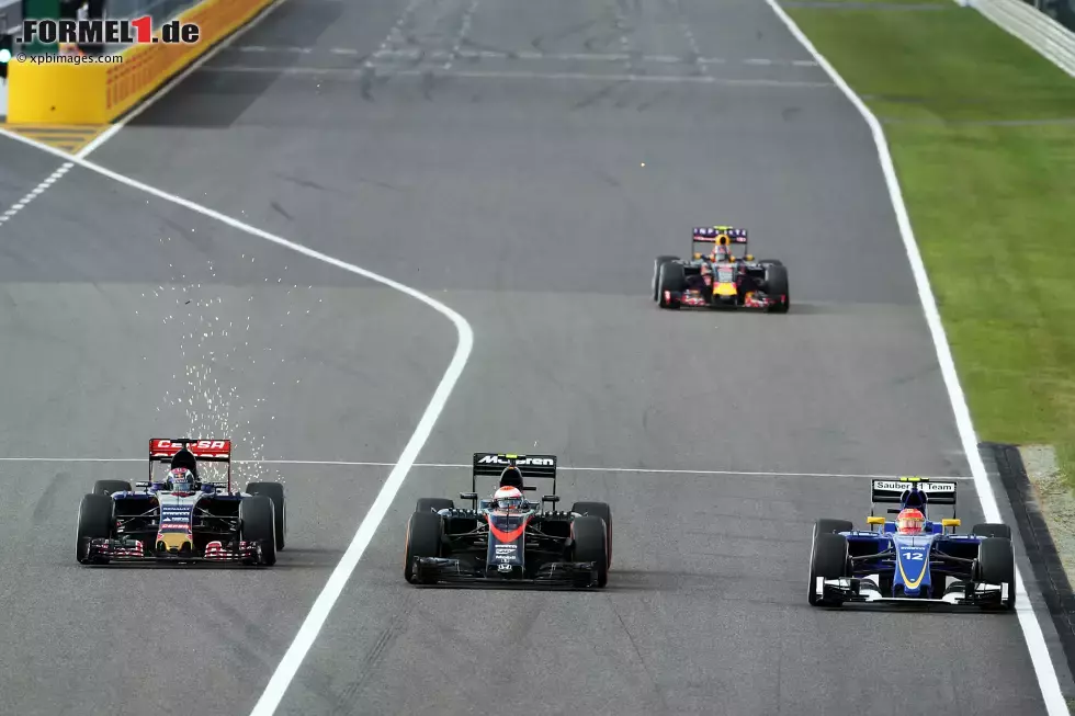 Foto zur News: Max Verstappen (Toro Rosso), Jenson Button (McLaren) und Felipe Nasr (Sauber)