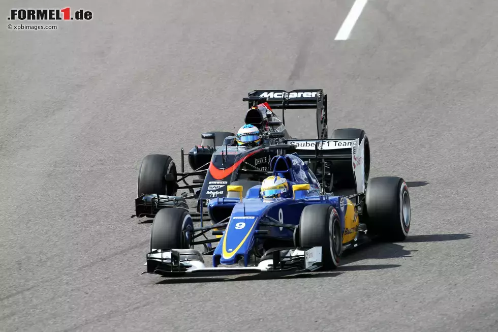 Foto zur News: Marcus Ericsson (Sauber) und Fernando Alonso (McLaren)