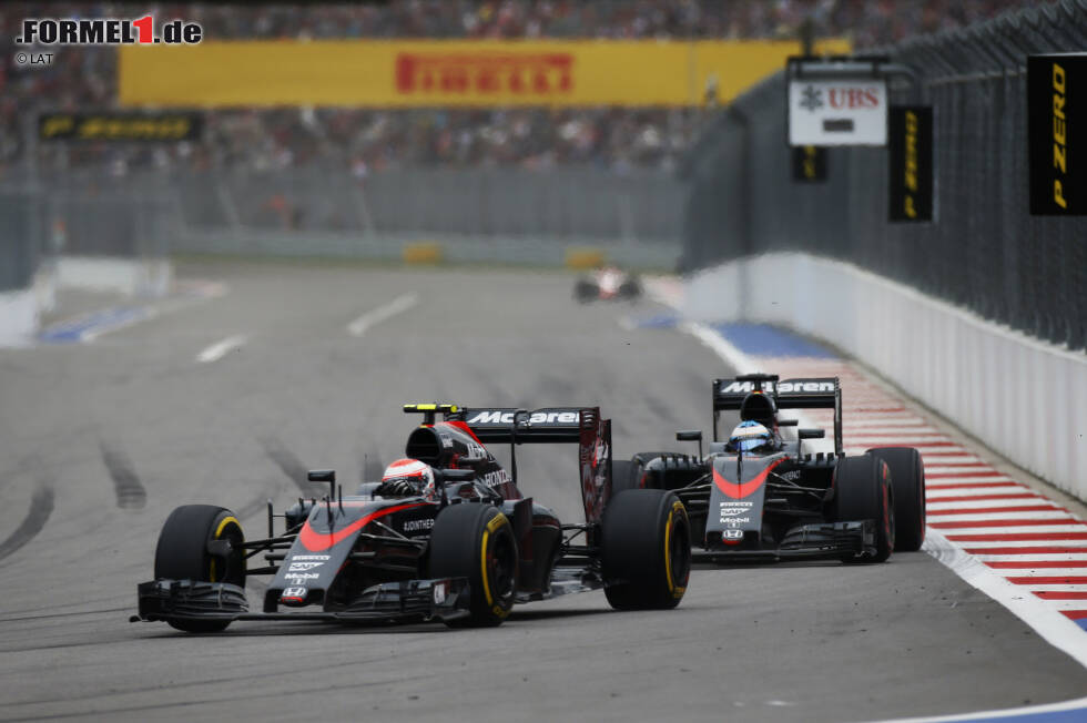 Foto zur News: Jenson Button (McLaren) und Fernando Alonso (McLaren)