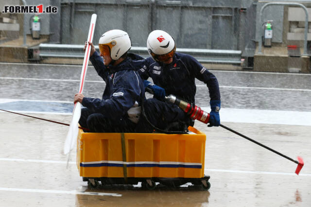 Foto zur News: ...denn das Sauber-Team startete den ersten Versuch im Nassen