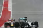 Foto zur News: Lewis Hamilton (Mercedes) und Daniil Kwjat (Red Bull)