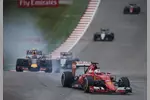 Foto zur News: Sebastian Vettel (Ferrari) und Daniil Kwjat (Red Bull)