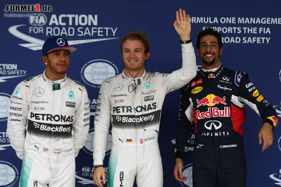 Foto zur News: Nico Rosberg (Mercedes), Lewis Hamilton (Mercedes) und Daniel Ricciardo (Red Bull)