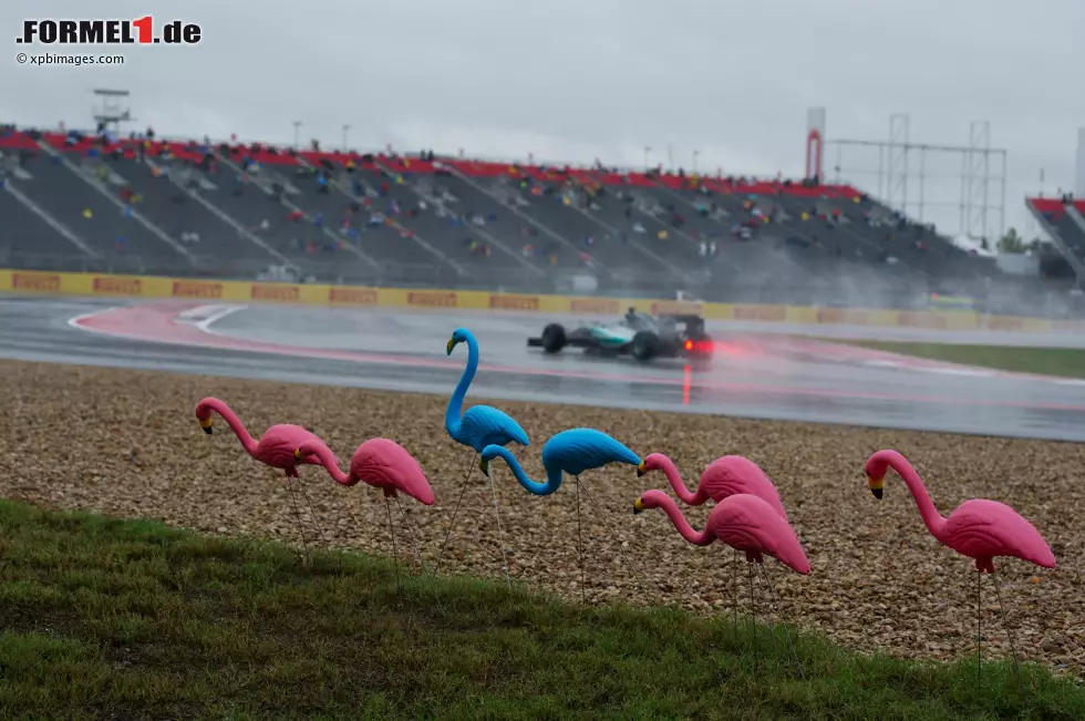 Foto zur News: Nico Rosberg (Mercedes)  fährt an einigen Plastik-Flamingos vorbei