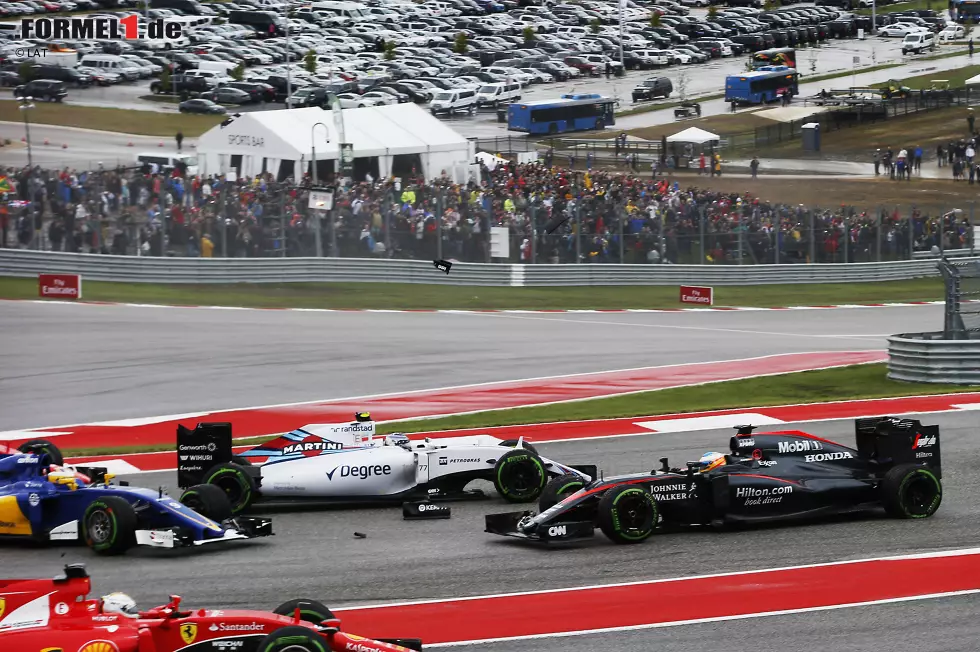 Foto zur News: Valtteri Bottas (Williams) und Fernando Alonso (McLaren)