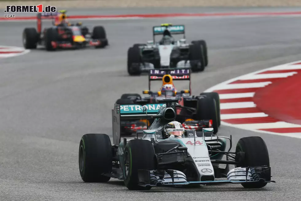 Foto zur News: Lewis Hamilton (Mercedes), Daniel Ricciardo (Red Bull), Nico Rosberg (Mercedes) und Daniil Kwjat (Red Bull)