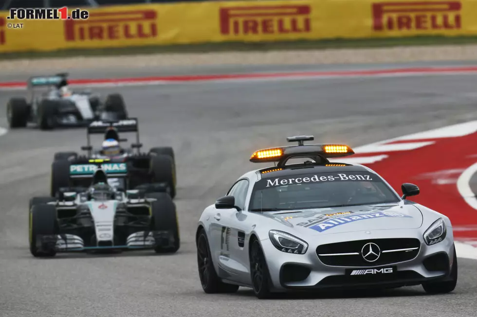 Foto zur News: Nico Rosberg (Mercedes), Fernando Alonso (McLaren) und Lewis Hamilton (Mercedes)  hinter dem Safety-Car