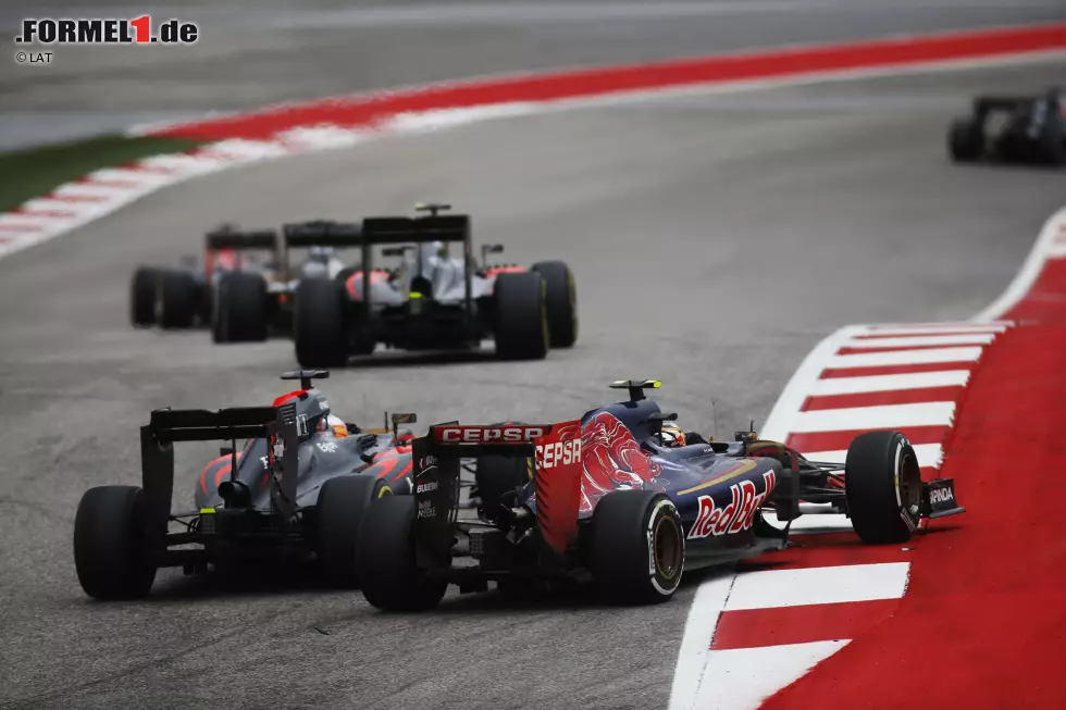 Foto zur News: Fernando Alonso (McLaren) und Carlos Sainz (Toro Rosso)