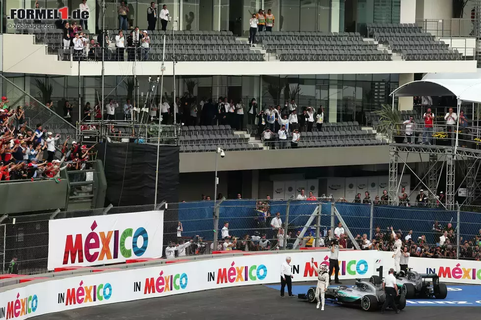 Foto zur News: Nico Rosberg (Mercedes) und Lewis Hamilton (Mercedes)