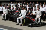 Foto zur News: Stoffel Vandoorne und Jenson Button (McLaren)