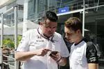 Foto zur News: Stoffel Vandoorne und Eric Boullier (McLaren)