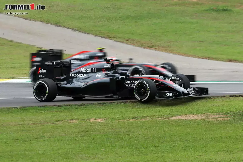 Foto zur News: Jenson Button (McLaren) und Fernando Alonso (McLaren)