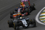 Foto zur News: Sergio Perez (Force India) und Daniil Kwjat (Red Bull)