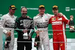 Foto zur News: Nico Rosberg (Mercedes), Lewis Hamilton (Mercedes) und Sebastian Vettel (Ferrari)