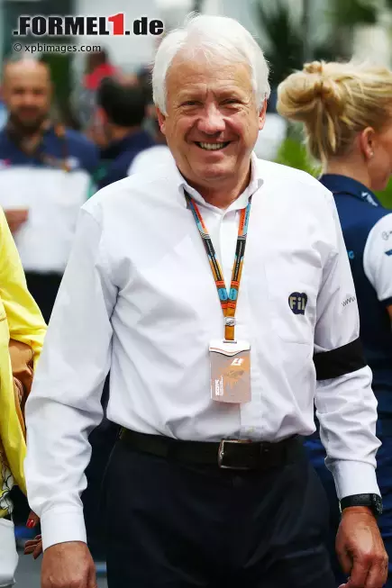 Foto zur News: FIA-Rennleiter Charlie Whiting mit schwarzer Armbinde für die Opfer von Paris