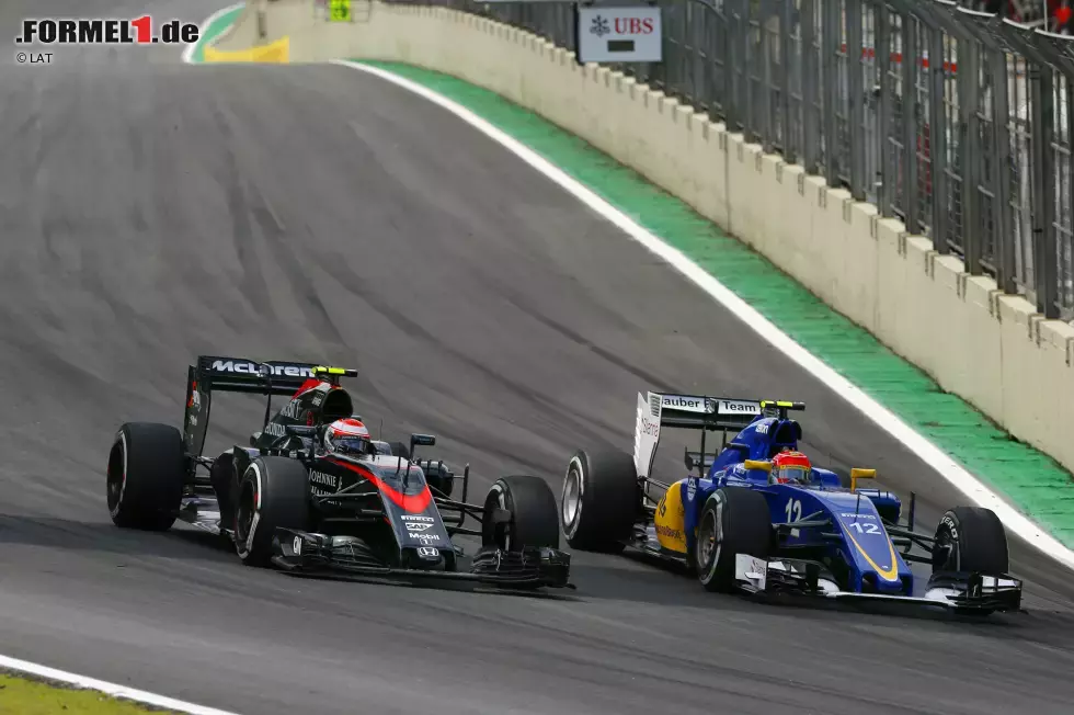 Foto zur News: Felipe Nasr (Sauber) und Jenson Button (McLaren)