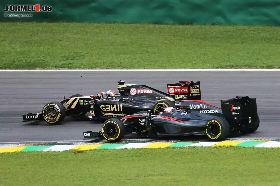 Foto zur News: Romain Grosjean (Lotus) und Jenson Button (McLaren)