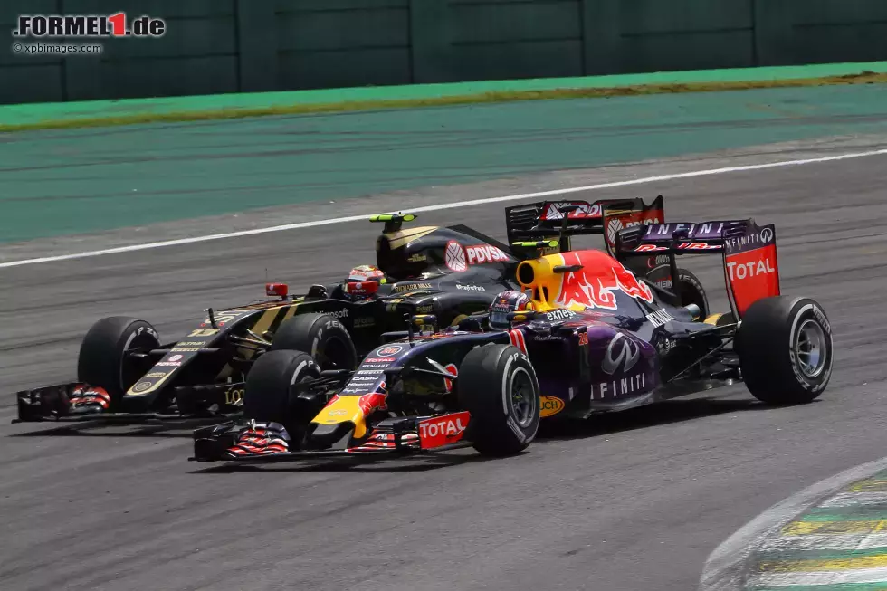 Foto zur News: Daniil Kwjat (Red Bull) und Pastor Maldonado (Lotus)