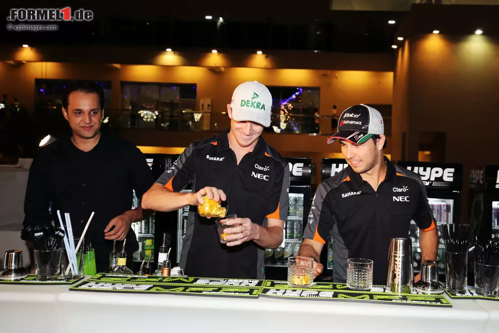 Foto zur News: Nico Hülkenberg (Force India) und Sergio Perez (Force India) bei Hype-Party im Paddock