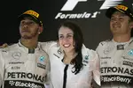 Foto zur News: Lewis Hamilton (Mercedes), Kimberly Stevens (Mercedes) und Nico Rosberg (Mercedes)