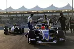 Foto zur News: Felipe Nasr (Sauber) und Carlos Sainz (Toro Rosso)