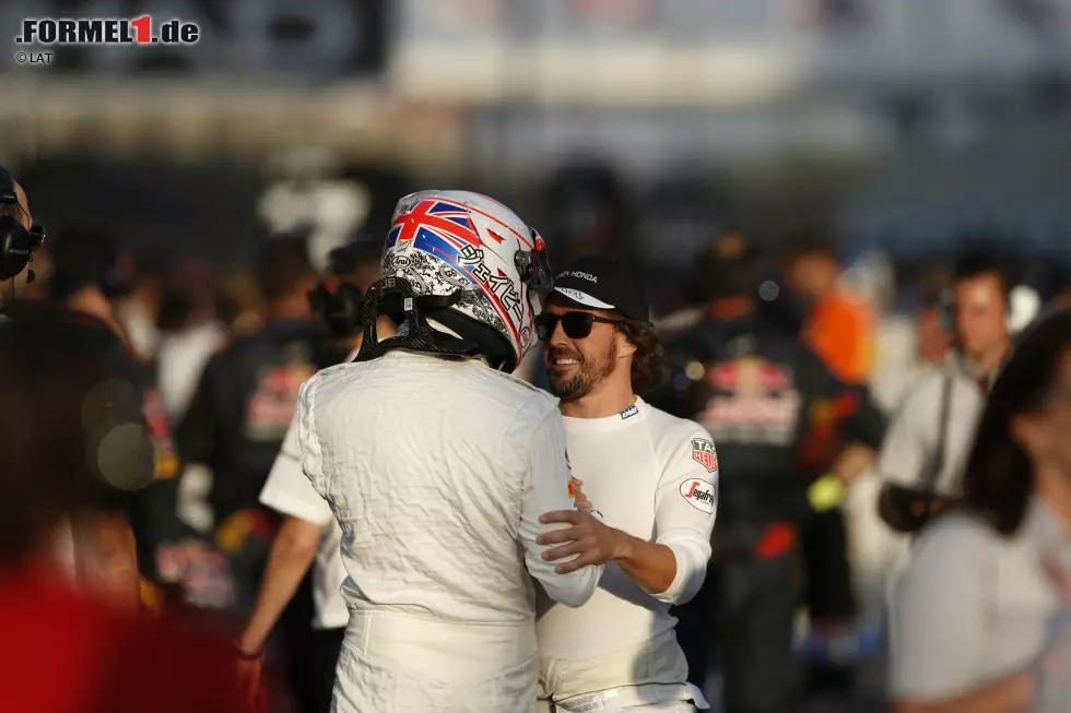 Foto zur News: Jenson Button (McLaren) und Fernando Alonso (McLaren)