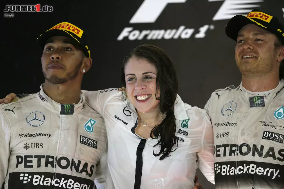 Foto zur News: Lewis Hamilton (Mercedes), Kimberly Stevens (Mercedes) und Nico Rosberg (Mercedes)