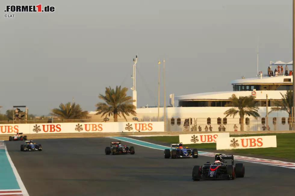 Foto zur News: Jenson Button (McLaren), Felipe Nasr (Sauber) und Romain Grosjean (Lotus)