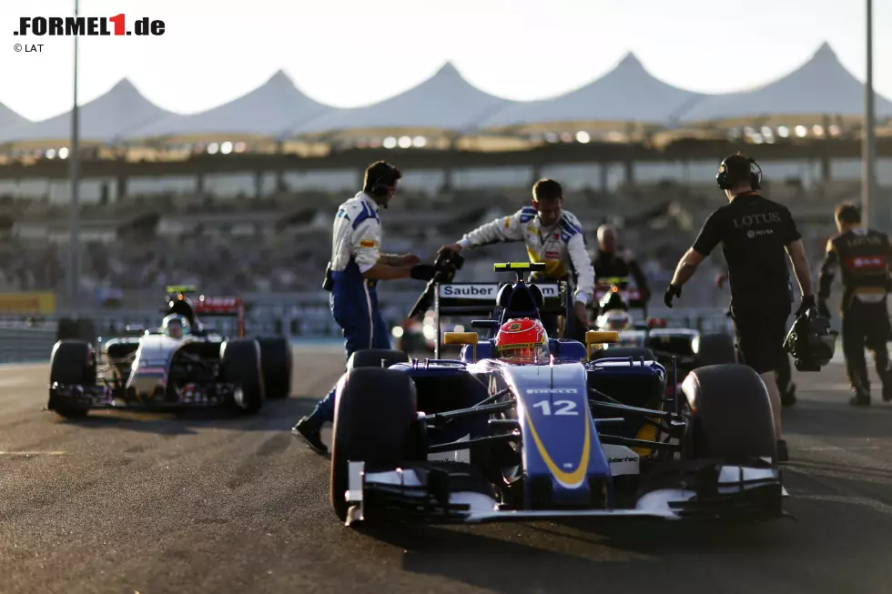 Foto zur News: Felipe Nasr (Sauber) und Carlos Sainz (Toro Rosso)