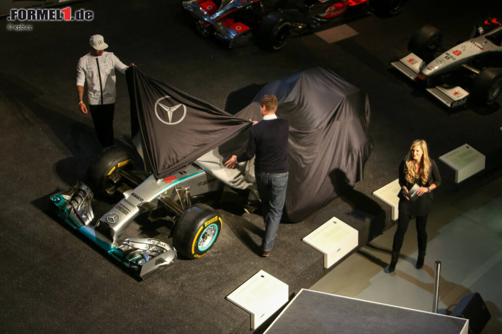 Foto zur News: Lewis Hamilton und Ole Källenius enthüllen den Mercedes F1 W05