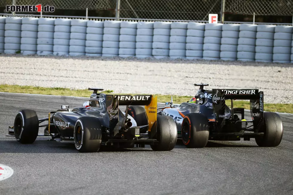 Foto zur News: Kevin Magnussen (Renault) und Sergio Perez (Force India)