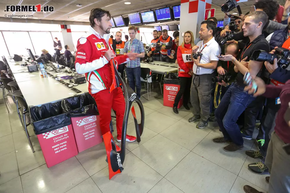 Foto zur News: Ferrari-Pressesprecher mit &quot;Halo&quot; im Medienzentrum