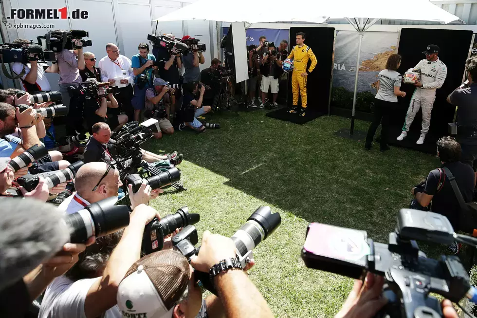 Foto zur News: Jolyon Palmer (Renault) und Lewis Hamilton (Mercedes)