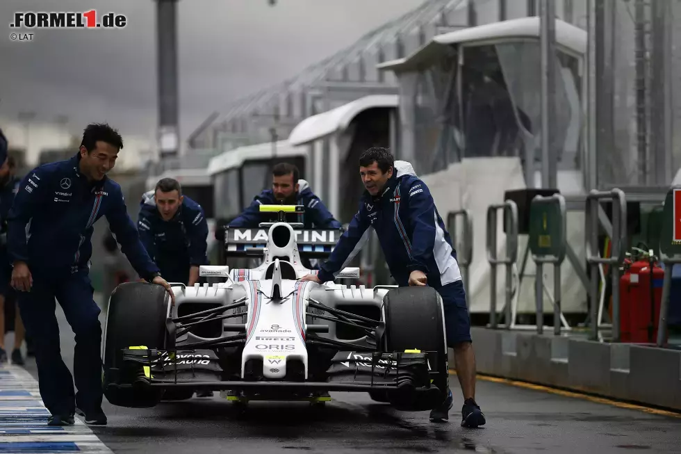 Foto zur News: Regen: Crew von Valtteri Bottas (Williams)