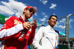 Foto zur News: Sebastian Vettel (Ferrari) und Rio Haryanto (Manor)
