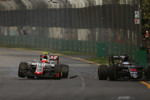 Foto zur News: Fernando Alonso (McLaren) und Esteban Gutierrez (Haas)