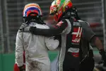 Foto zur News: Esteban Gutierrez (Haas) und Fernando Alonso (McLaren)