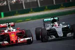 Foto zur News: Lewis Hamilton (Mercedes) und Sebastian Vettel (Ferrari)