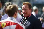 Foto zur News: Sebastian Vettel (Ferrari) im Gespräch mit Arnold Schwarzenegger