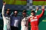 Foto zur News: Nico Rosberg (Mercedes), Lewis Hamilton (Mercedes) und Sebastian Vettel (Ferrari)