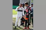 Foto zur News: Esteban Gutierrez (Haas) und Fernando Alonso (McLaren)